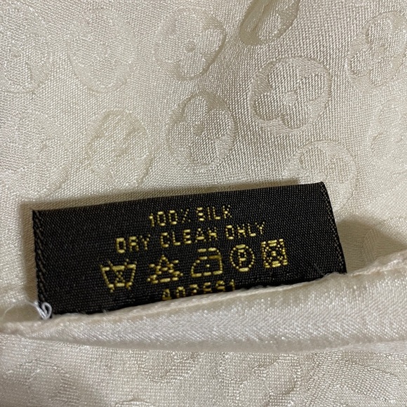Louis Vuitton Elegant Cream Scarf - Picture 6 of 7